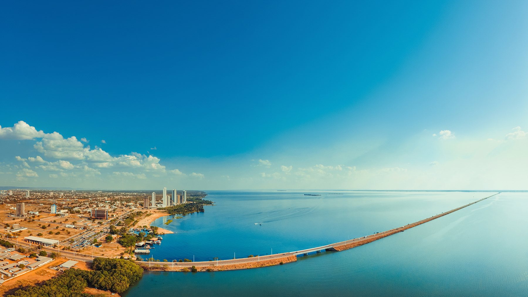 Vista aérea de Palmas, Tocantins, com o Lago do Rio Tocantins e a ponte